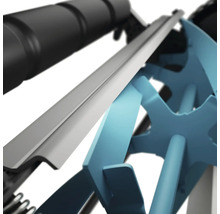 Detailansicht einer Vorrichtung mit einer Metallschiene und einem blauen Radelement.