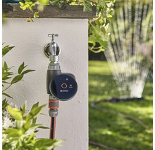 Gardena Smart Water Control Bewässerungssteuerung am Wasserhahn mit Gartenschlauch und Rasensprenger