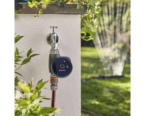 Gardena Smart Water Control Bewässerungssteuerung am Wasserhahn mit Gartenschlauch und Rasensprenger