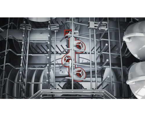 Innenansicht eines Geschirrspülers mit Geschirr und Sprüharm