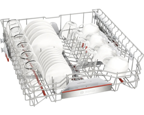 Geschirrspülerkorb mit Geschirr wie Gläsern, Tassen und Tellern