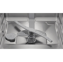 Innenraum eines Geschirrspülers mit Sprüharm, Sieb und Salzbehälter