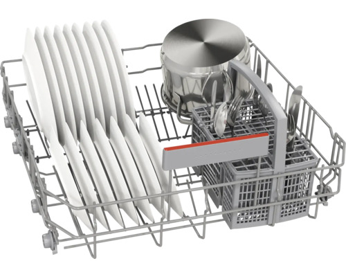 Geschirrspülerkorb beladen mit Geschirr, Kochtopf und Besteck