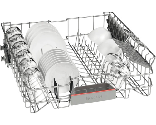 Geschirrspülerkorb mit Geschirr und Gläsern