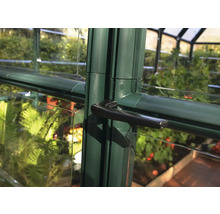 Detailansicht eines Gewächshauses mit Fenstergriff