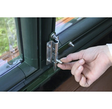 Hand betätigt Riegel an einem Fenster