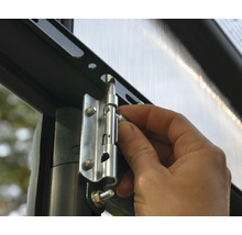 Hand betätigt einen Bolzenriegel an einem Gewächshaus