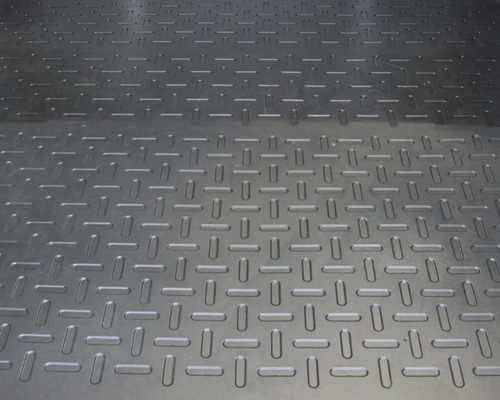 Schwarze Gummimatte mit Tränenblechmuster