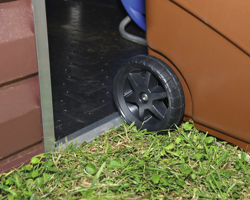 Detailansicht eines Gerätehauses mit einem Rollcontainer