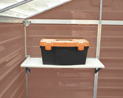 Werkzeugkasten auf einem Regal im Gerätehaus zur Aufbewahrung von Werkzeugen