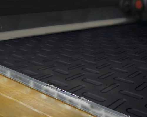 Schwarze Antirutschmatte mit Riffelblechmuster in einem Kofferraum