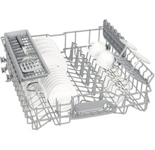 Geschirrspüler Oberkorb beladen mit Geschirr, Tassen und Gläsern