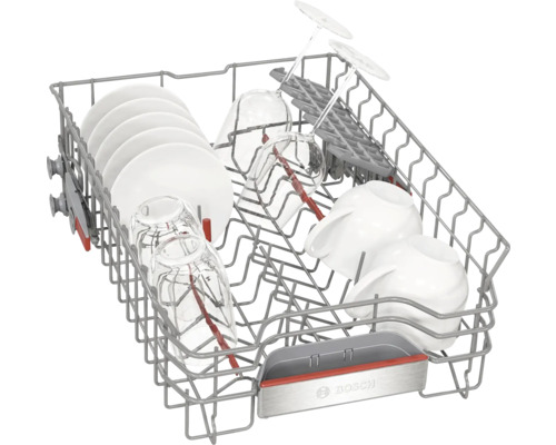Geschirrspülerkorb mit Geschirr und Gläsern