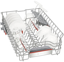 Geschirrspülerkorb mit Geschirr