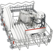 Geschirrspülmaschine mit Geschirr und Kochtopf