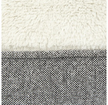 Detailansicht eines Hundebetts mit Textiloberfläche und Plüsch