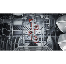 Geschirrspüler Innenraum mit Geschirr und Sprüharm