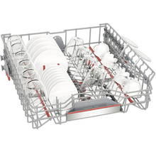 Geschirrspülerkorb beladen mit Tellern und Gläsern
