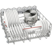 Geschirrspüler Oberkorb mit Geschirr und Kochtopf