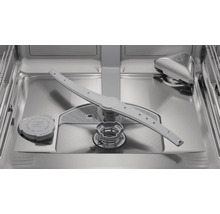 Innenansicht eines Geschirrspülers mit Sprüharm, Sieb und Salzbehälter