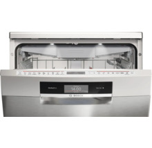 Geöffneter Geschirrspüler von Bosch mit digitaler Anzeige