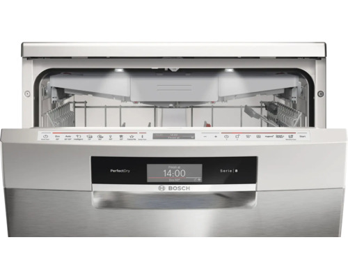 Geöffneter Geschirrspüler von Bosch mit digitaler Anzeige