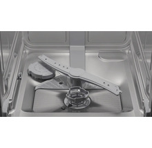 Innenansicht eines Geschirrspülers mit Sprüharm, Sieb und Salzbehälter