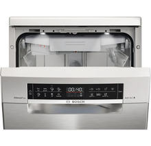 Geöffneter Geschirrspüler der Serie 6 von Bosch mit verschiedenen Spülprogrammen.