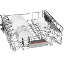 Geschirrspülerkorb beladen mit Tellern, Tassen und Gläsern