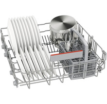 Geschirrspülmaschine Oberkorb mit Geschirr und Kochtopf