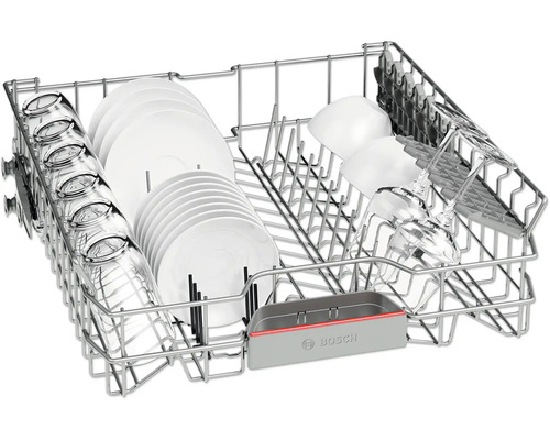 Geschirrspülerkorb mit Geschirr und Gläsern