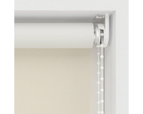 Rollo mit Kettenzug im Fensterrahmen