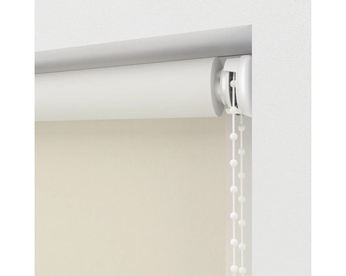 Detailansicht eines weißen Rollos mit Kettenzug zur Fensterdekoration und zum Sonnenschutz.