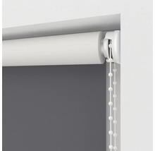 Rollo mit Kettenzug im Fensterrahmen