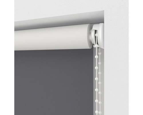 Rollo mit Kettenzug im Fensterrahmen