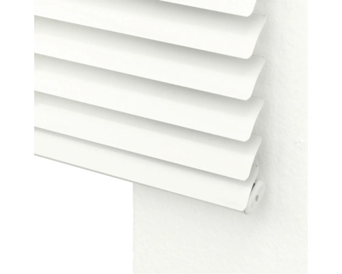 Geschlossene Jalousie zur Fensterdekoration und zum Sichtschutz