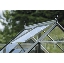 Detailansicht eines Gewächshauses mit offenem Fenster zur Belüftung.