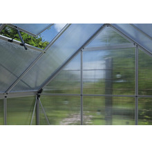 Innenansicht eines Gewächshauses mit Polycarbonatplatten und Aluminiumrahmen