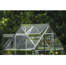 Gewächshaus mit geöffnetem Fenster zur Belüftung