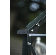 Detailansicht eines Gewächshauses mit Glaseinsätzen und einem Emblem.