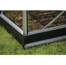 Detailansicht eines Gewächshausfundaments aus Aluminium und Kunststoff