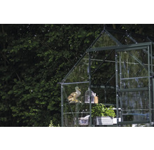 Gewächshaus mit Glas und Gartendekoration