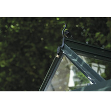 Detailansicht Gewächshaus mit Glas und Metalldach