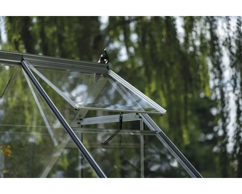 Detailaufnahme eines Gewächshauses mit geöffnetem Fenster zur Belüftung.