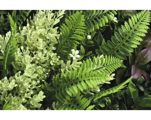 Künstliche Pflanzenwand mit Farn und Blüten