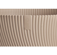 Detailansicht eines Pflanzgefäßes mit vertikal gerippter Textur und Elho Logo