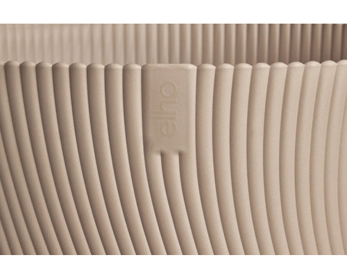 Detailansicht eines Pflanzgefäßes mit vertikal gerippter Textur und Elho Logo