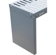 Detailansicht eines grauen Gartentisches aus Metall mit durchbrochener Tischplatte der Marke Geiger.