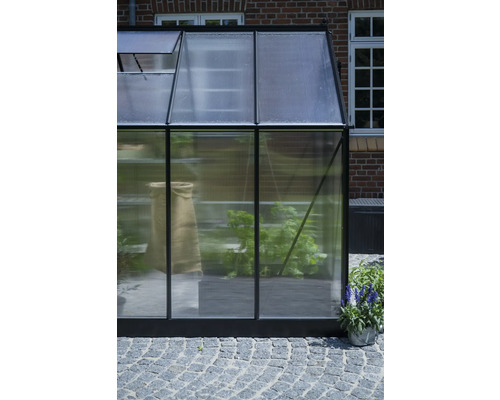 Gewächshaus mit Polycarbonatplatten und Stahlrahmen im Garten
