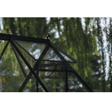 Detailaufnahme von einem Gewächshaus mit geöffnetem Dachfenster